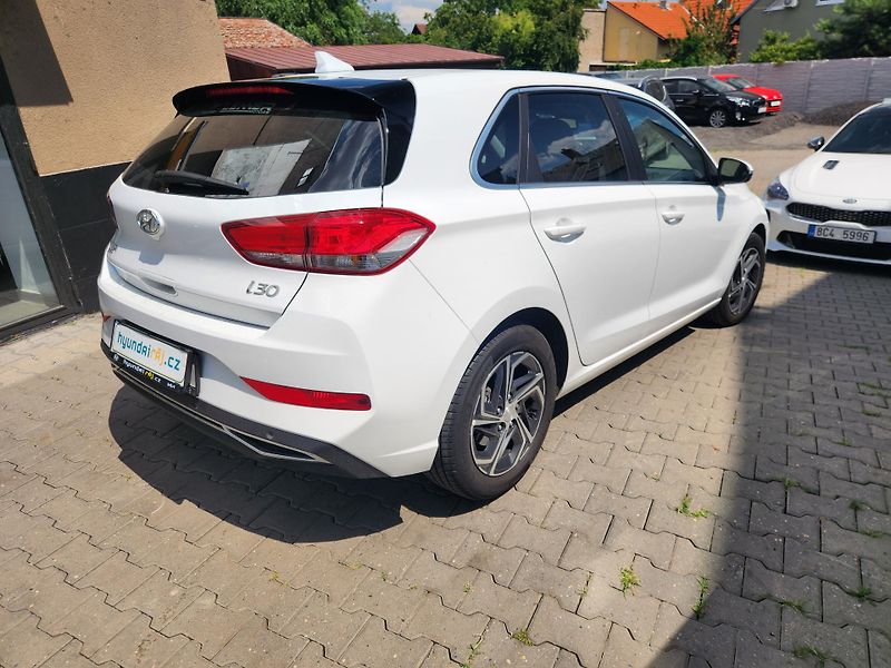 Hyundai i30 1.MAJ.-AUTOMAT-NIZKÉ KM-KAMERA - fotka 7 z 9