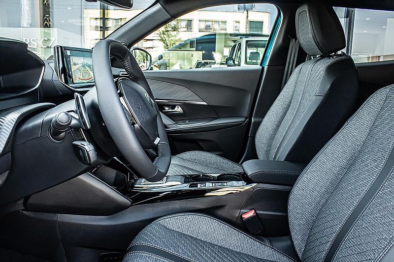 Peugeot 2008 (2026) 1,2 ALLURE Hybrid 110 e-DCS6 - fotka 11 z 16