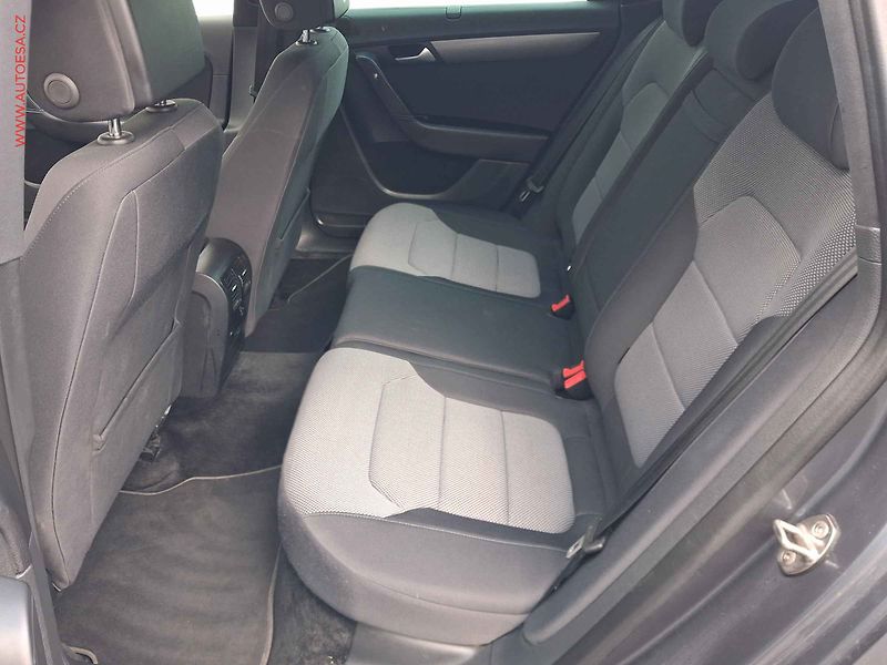 Volkswagen Passat (2014) 2.0TDi, DSG, bixen, navi - fotka 10 z 18