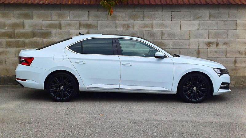 Škoda Superb L&K 147kW TDI 4x4 WEBA-PANO-TZ - fotka 4 z 50