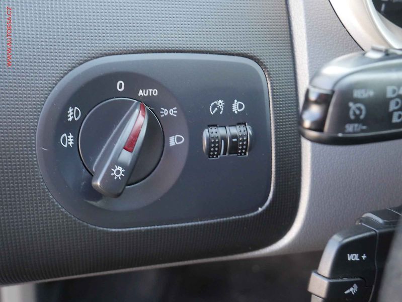 Seat Ibiza (2011) 1.6 TDi, AAC, výhř.sed. - fotka 15 z 18