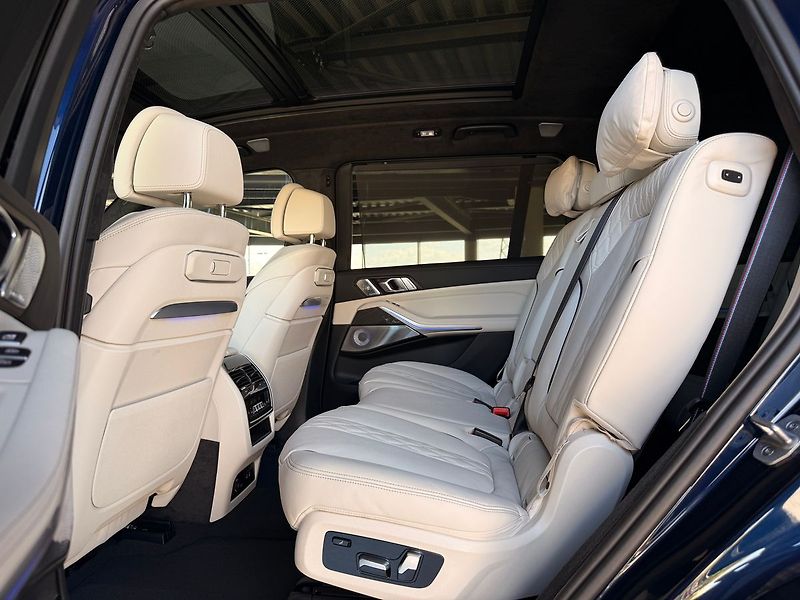 BMW X7 40d xDrive, B&W, Executive - fotka 36 z 43