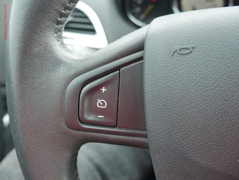 Renault Mégane (2009) 1.5 dCi, ČR, AC, tempo - fotka 15 z 21