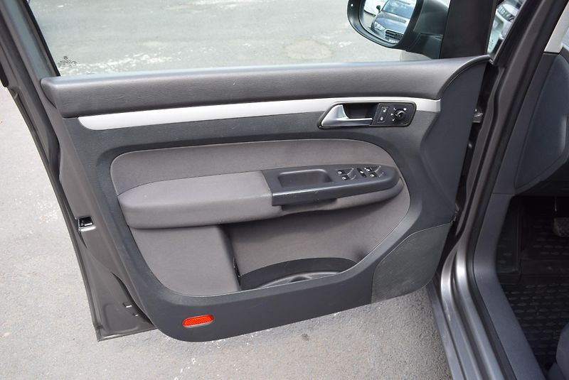 Volkswagen Touran (2010) 1.6TDI 77kw TRENDLINE BMT NAV  - fotka 19 z 48