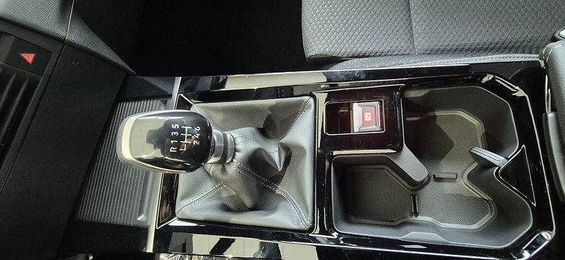 Opel Astra Edition HB 1.2 TURBO (96kW/130 - fotka 17 z 32