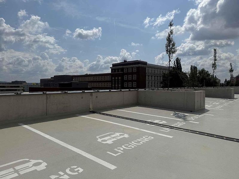 Přes šest set stání mají řidiči od úterý k dispozici v novém parkovacím domě a jeho blízkém okolí mezi brněnskými ulicemi Veveří, Bulínova a Šumavská.