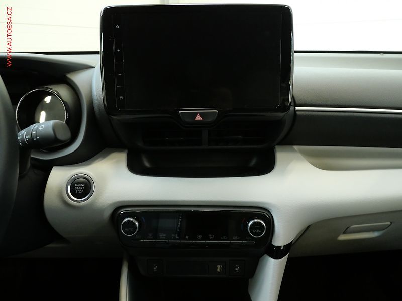 Toyota Yaris (2023) 1.5VVT-i, 2.maj,ČR, Navi, AC - fotka 13 z 21