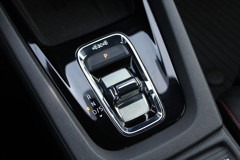 Škoda Octavia 2,0 TDI  RS,AUTOMAT,4x4,120LET - fotka 25 z 46