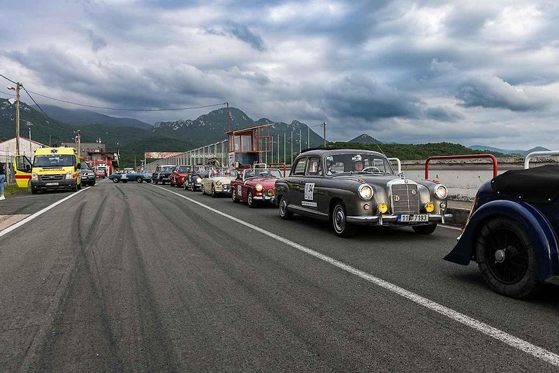 Všichni účastníci s vozy v cíli druhého ročníku Oldtimer Expressu, který mířil z Prahy do řeckých Atén.