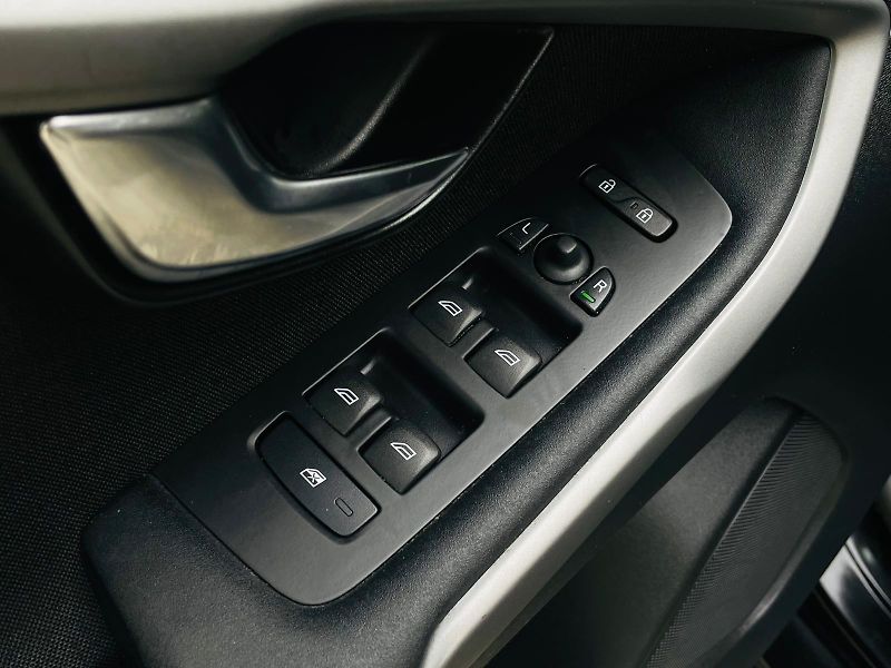 Volvo V40 2.0D3 5VÁLEC MANUÁL 1MAJITEL - fotka 30 z 41