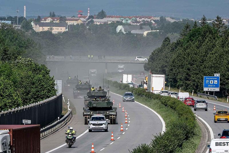 První armádní výcvik přesunu tanků Leopard 2A4 na dálnici D35.