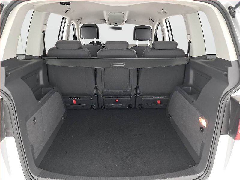 Volkswagen Touran (2014) 1.6 TDI, Automat, Xenony - fotka 16 z 16