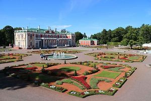 Palác obklopují zahrady ve francouzském stylu. 