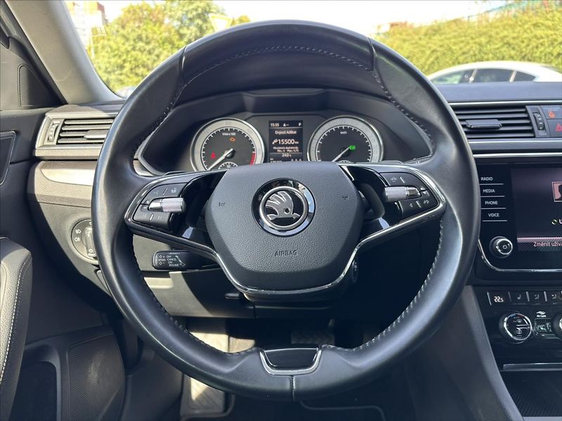 Škoda Superb 2,0 TDi AT Style SERVIS - fotka 17 z 43