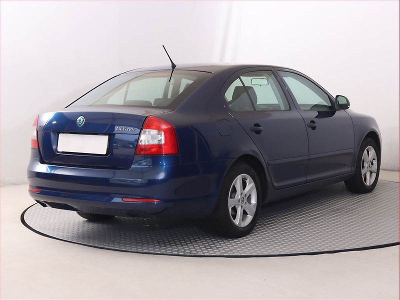 Škoda Octavia (2011) 1.6 TDI, Vyhř. sedaček - fotka 5 z 15