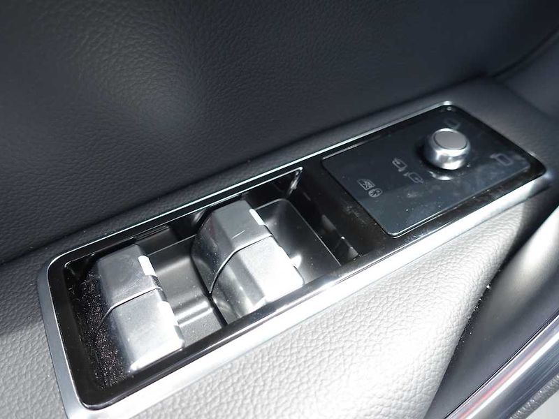 Jaguar F-Pace 2,0 R-Dynamic SE D200 4x4 - fotka 14 z 43