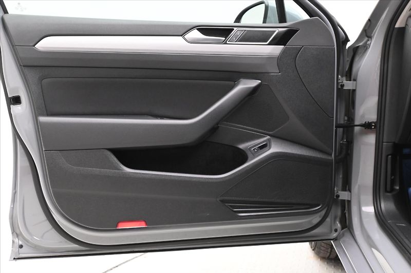 Volkswagen Passat 2,0 TDI 110 kW DSG Business Zá - fotka 25 z 32
