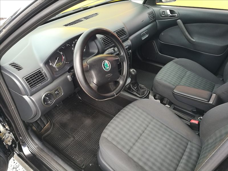 Škoda Octavia 1,6 i Tour kombi klima - fotka 8 z 14