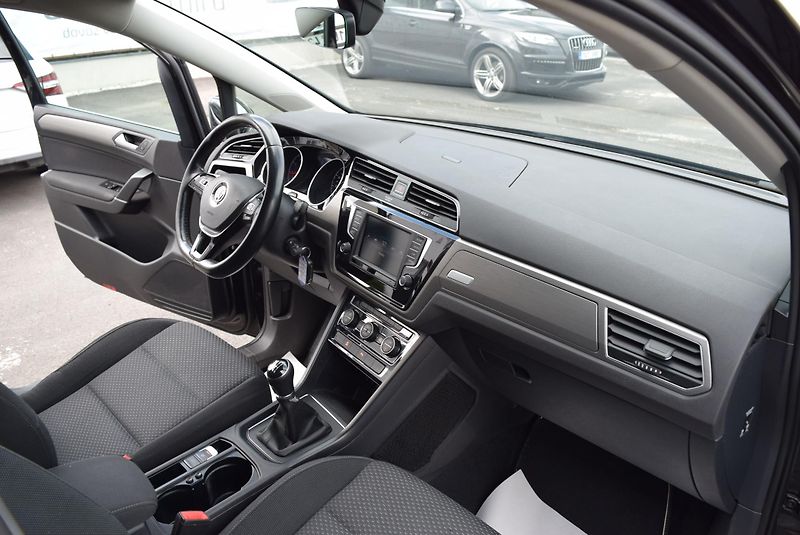 Volkswagen Touran (2017) 1.4TSI 110kw CLBMT 7MÍST TAŽNÉ - fotka 33 z 50