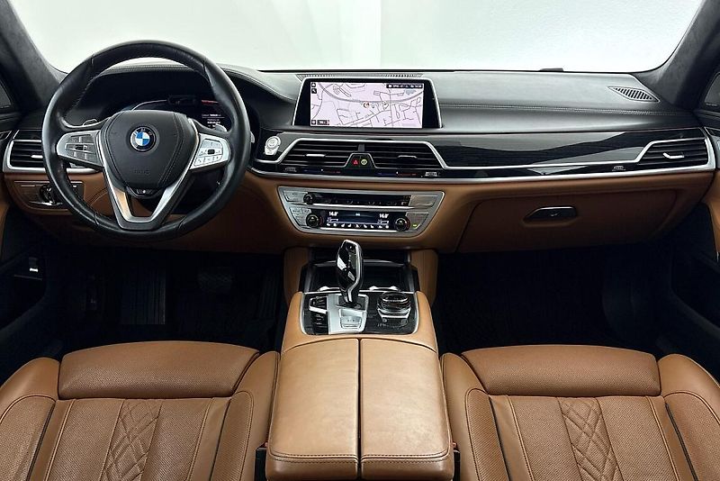 BMW Řada 7 750d xDrive - fotka 14 z 26