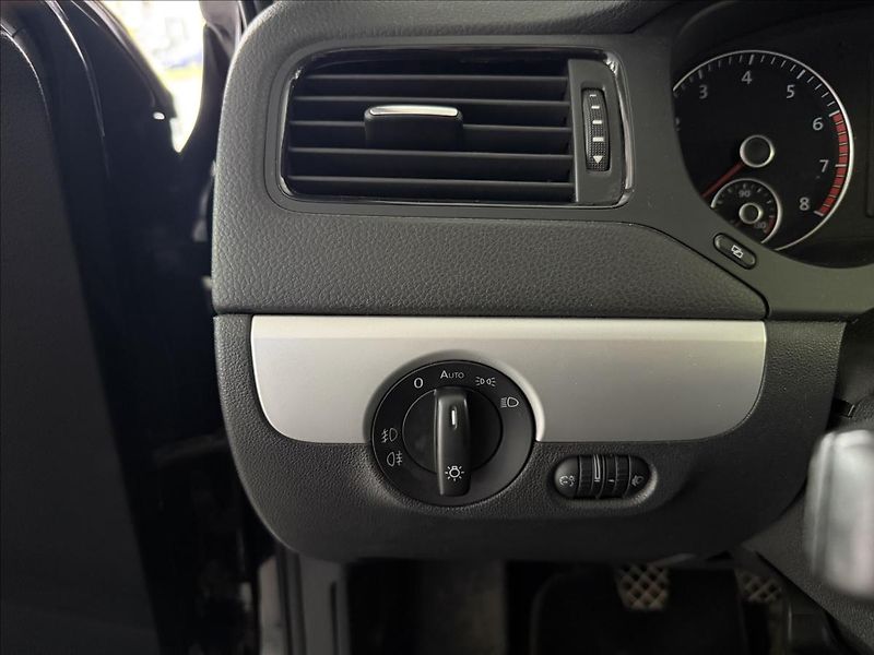 Volkswagen Jetta 1,2   1.MAJITEL, 77KW, SERVISK - fotka 11 z 18