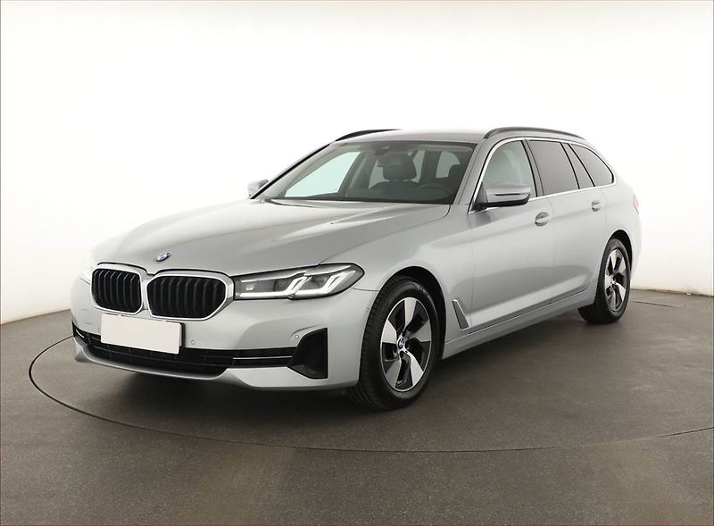 BMW Řada 5 (2021) 520d xDrive - fotka 2 z 21