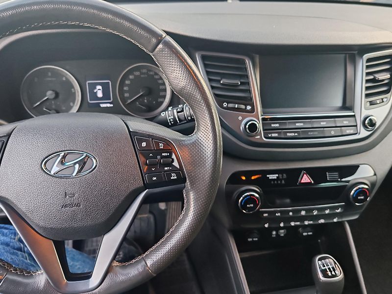 Hyundai Tucson 1.7 CRDi 1. májitel - fotka 14 z 24