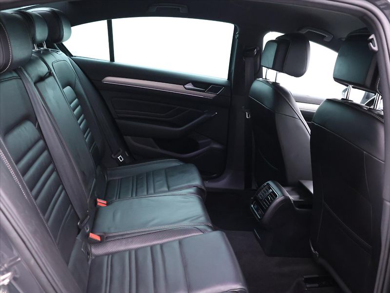 Volkswagen Passat R-line 2,0 TDI 140kW DSG CZ DP - fotka 13 z 32