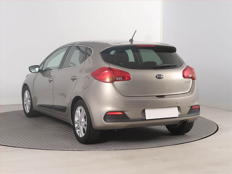 Kia Ceed (2014) 1.6 GDI, Automat, Serv.kniha - fotka 4 z 19