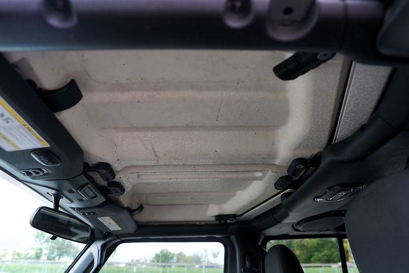 Jeep Wrangler 3.6i V6/Rubicon/4x4/AT - fotka 45 z 53