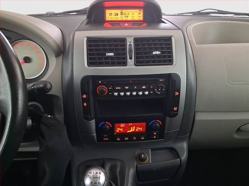 Peugeot Expert (2010) 2.0 HDi, Bus, 8Míst - fotka 12 z 21