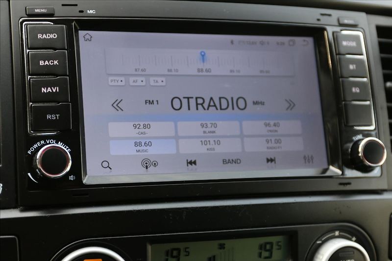 Volkswagen Multivan 2,5 TDi, Tažné , Klima - fotka 23 z 40
