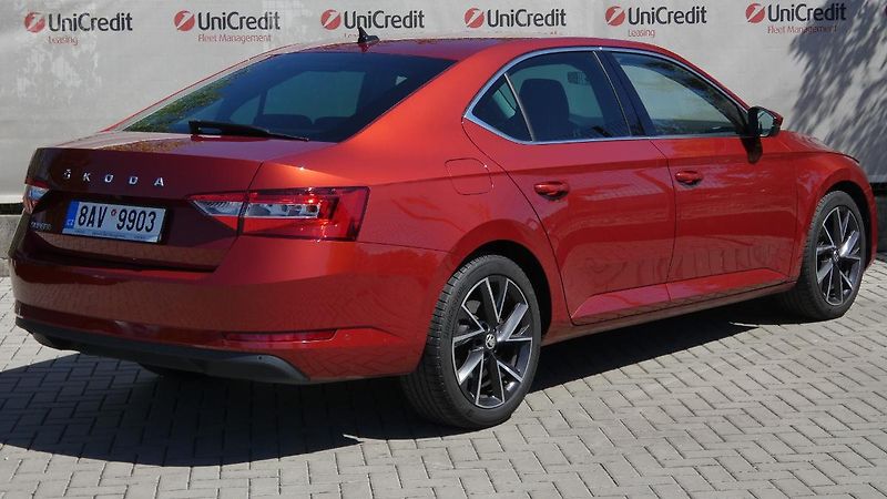 Škoda Superb 2,0 TDI DSG Style - fotka 3 z 26