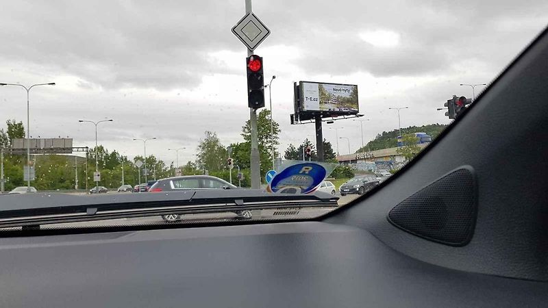 Vozítka služby re.volt vypadají vtipně, za volantem jsme se ale spíš báli.
