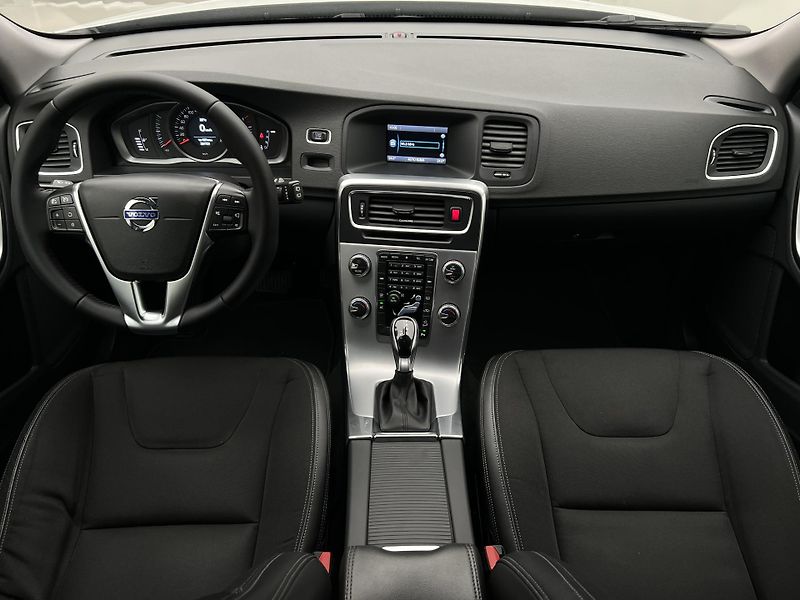 Volvo V60 CC D4 KINETIC AUT CZ - fotka 2 z 35