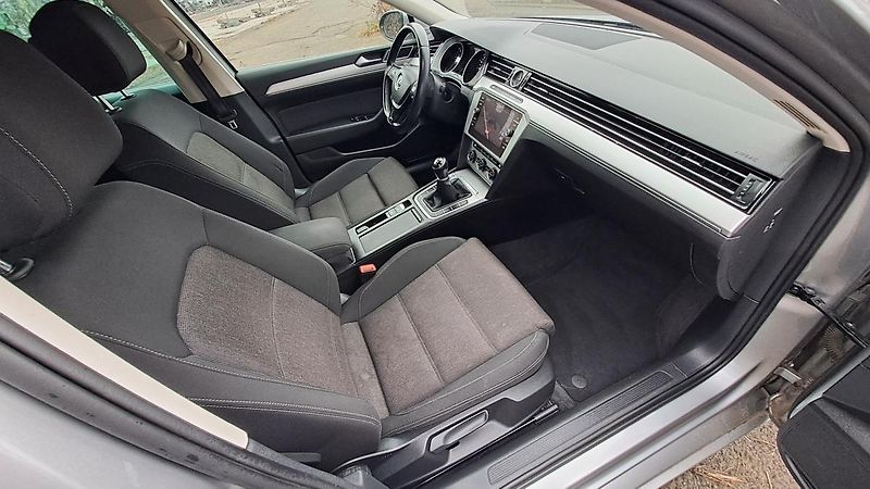 Volkswagen Passat 1.6 TDI ComfortLine Business - fotka 7 z 36
