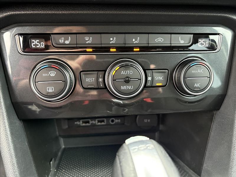 Volkswagen Tiguan 2,0 TDi 140kW 4M,Led,ACC,Highl - fotka 15 z 41
