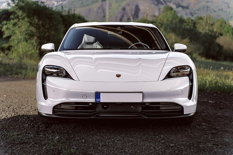 Porsche Taycan (2023) 4S - 7000 KM - VZDUCH, BOSE - fotka 3 z 39