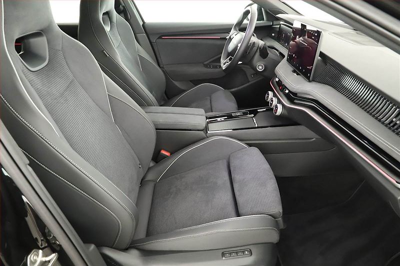 Škoda Superb (2025) 2.0 TDI, SPORTLINE, 4X4 - fotka 7 z 21