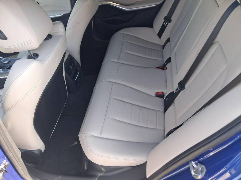 BMW Řada 3 330d xDrive Touring - fotka 11 z 17