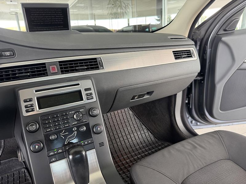 Volvo S80 D5 AUT*136kW*Nav*Tažné*TopStav - fotka 18 z 28