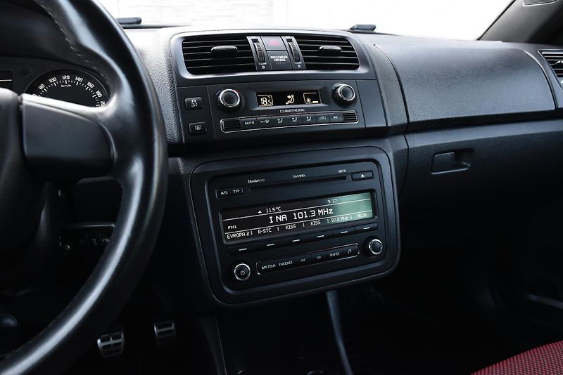 Škoda Fabia 1.2 TSi MONTE CARLO,KLIMA,TEMP - fotka 17 z 43