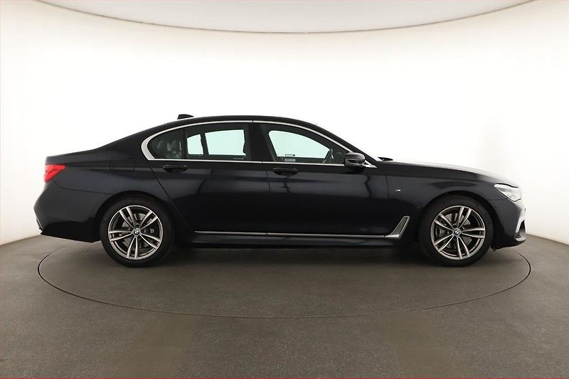 BMW Řada 7 (2019) M Paket 730 d xDrive, ČR - fotka 6 z 31