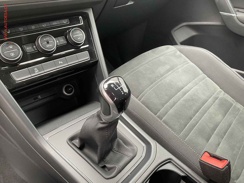Volkswagen Touran (2020) 1.5 TSi, ČR, LED, park. - fotka 16 z 17