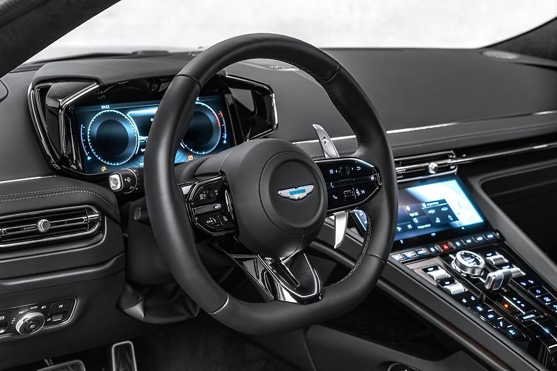 Aston Martin DB12 CZ, xenon grey, black pack - fotka 19 z 25