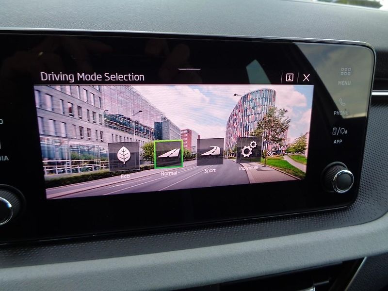 Škoda Scala 1.0 TSI 7DSG SELECTION 85 kW - fotka 15 z 30