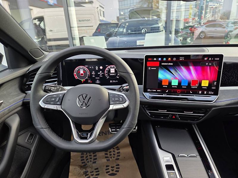 Volkswagen Passat Variant (2025) R-Line 2.0 TDI BlackStyle - fotka 19 z 51