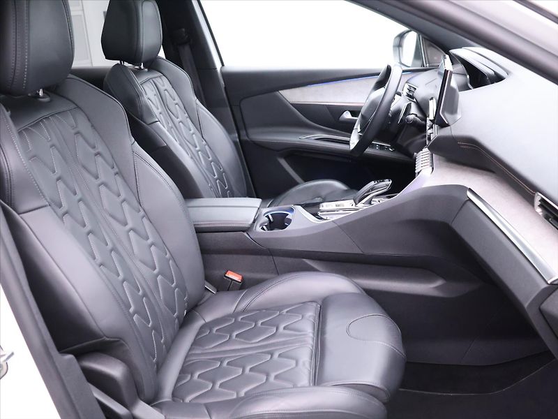 Peugeot 3008 GT 1,6 PureTech 133kW Automat - fotka 15 z 46