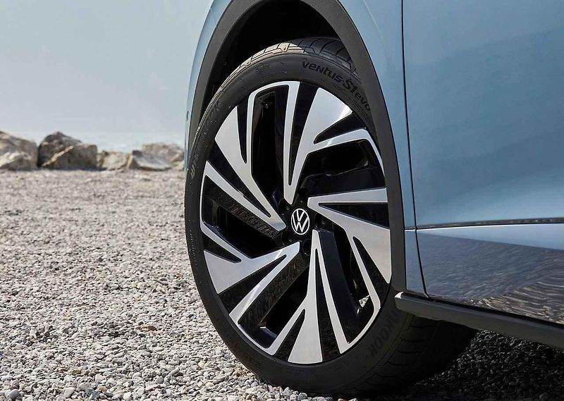 V útrobách obou vozů jsou shodné baterie a elektromotory