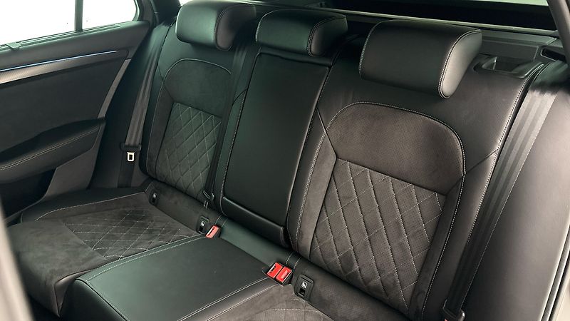 Škoda Superb 2.0 TDI DSG Sportline Combi - fotka 16 z 32